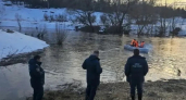 В отрезанной водой калужской деревне наладили переправу